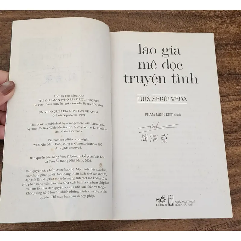 LÃO GIÀ MÊ ĐỌC TRUYỆN TÌNH - Luis Sepúlveda 720268