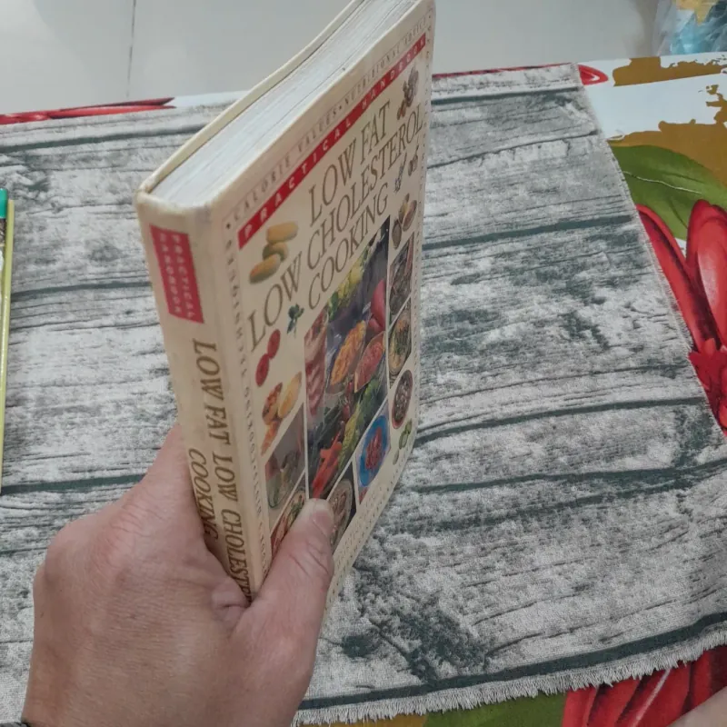 Sách nấu ăn ngoại Anh- Cẩm nang nấu MÓN ÍT MỠ ÍT BÉO. Chủ biên. Christine France 786589