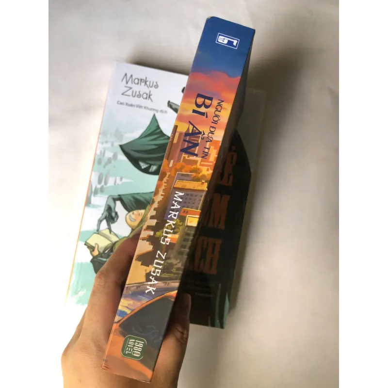 Sách của tác giả Markus Zusak: Người đưa tin bí ẩn & Kẻ trộm sách 926969