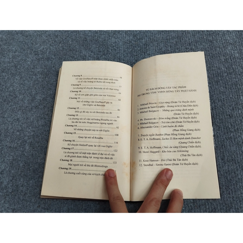 CHIẾC NHẪN VÀ BÔNG HỒNG - WILLIAM THACKERAY 478632