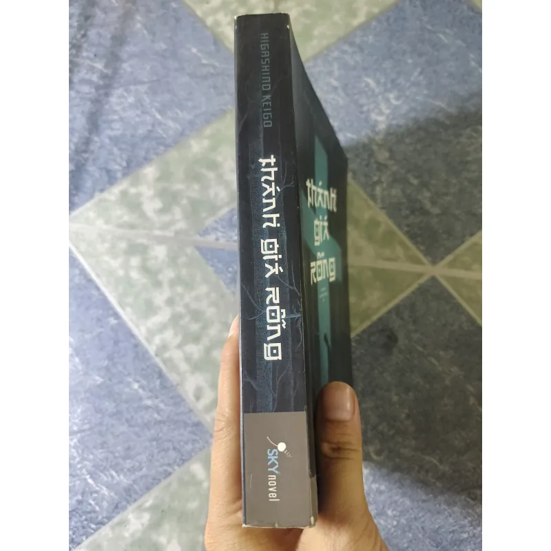 Thánh giá rỗng - Higashino Keigo 746690