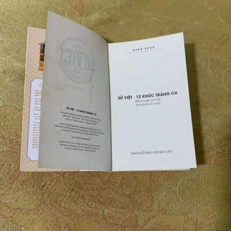 COMBO SỬ VIỆT 12 KHÚC TRÁNG CA & LÁ CỜ THÊU SÁU CHỮ VÀNG 751717