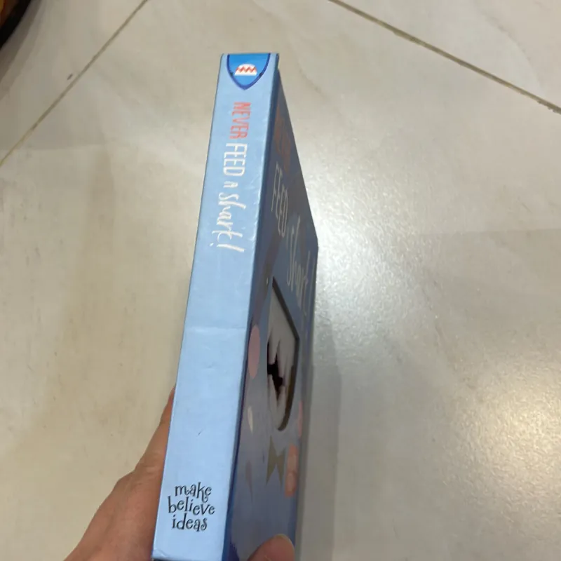 NGOẠI VĂN tiếng anh trẻ em : Never Feed a Shark ! - sách bìa cứng dày đẹp - tương tác  1027550