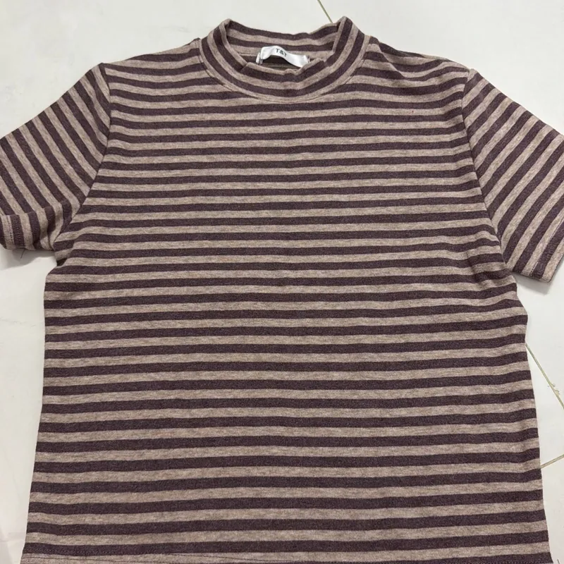 Áo thun kín cổ phối chân váy rộng 741012