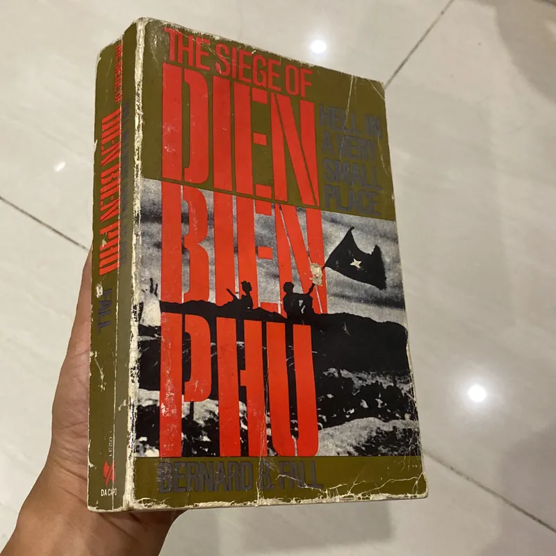 HELL IN A VERY SMALL PLACE, THE SIEGE OF DIEN BIEN PHU (XB 1985)  590883