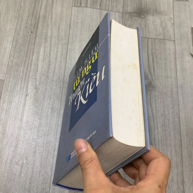 Tìm hiểu từ ngữ truyện kiều - lê xuân lít. Có chữ ký tặng của TG. 10b2 1026332