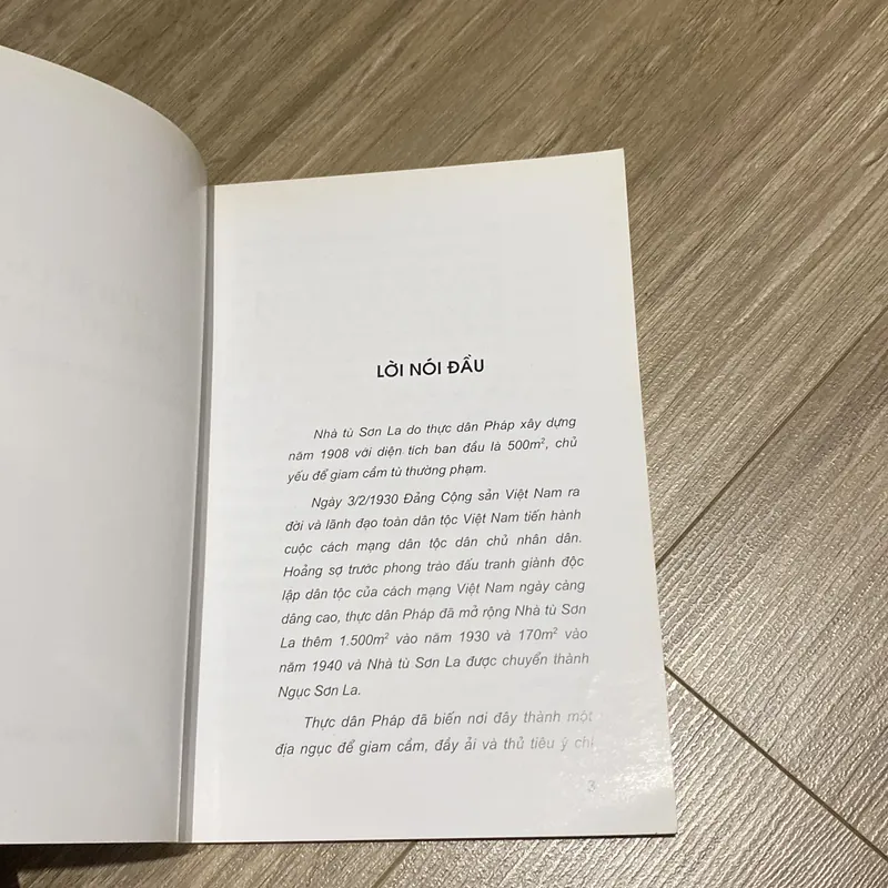 DI TÍCH LỊCH SỬ CÁCH MẠNG NHÀ TÙ SƠN LA, sách song ngữ Việt Anh (XB 2009) 597053
