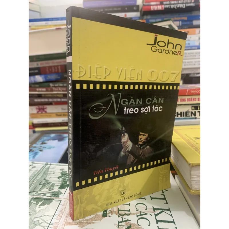 Điệp viên 007 ngàn cân treo sợi tóc 1005213