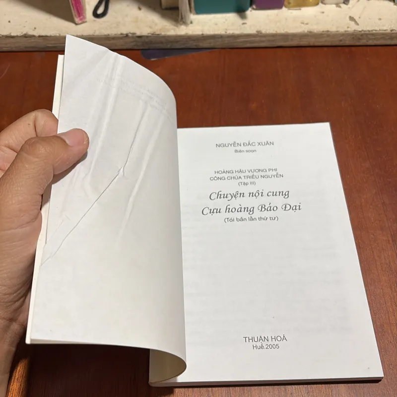 II Sách Lịch Sử: Chuyện Nội Cung Cựu Hoàng Bảo Đại - Nguyễn Đắc Xuân - 2005 995101