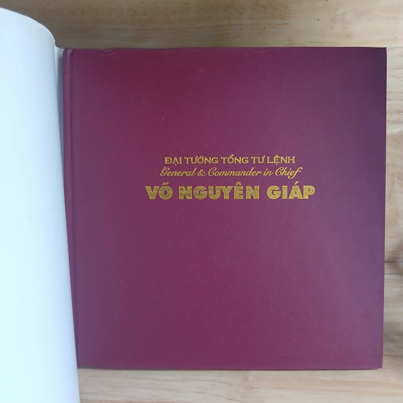 Đại Tướng Tổng Tư Lệnh Võ Nguyên Giáp - Bìa Cứng
( Sách Ảnh Song Ngữ Anh Việt ) 18510
