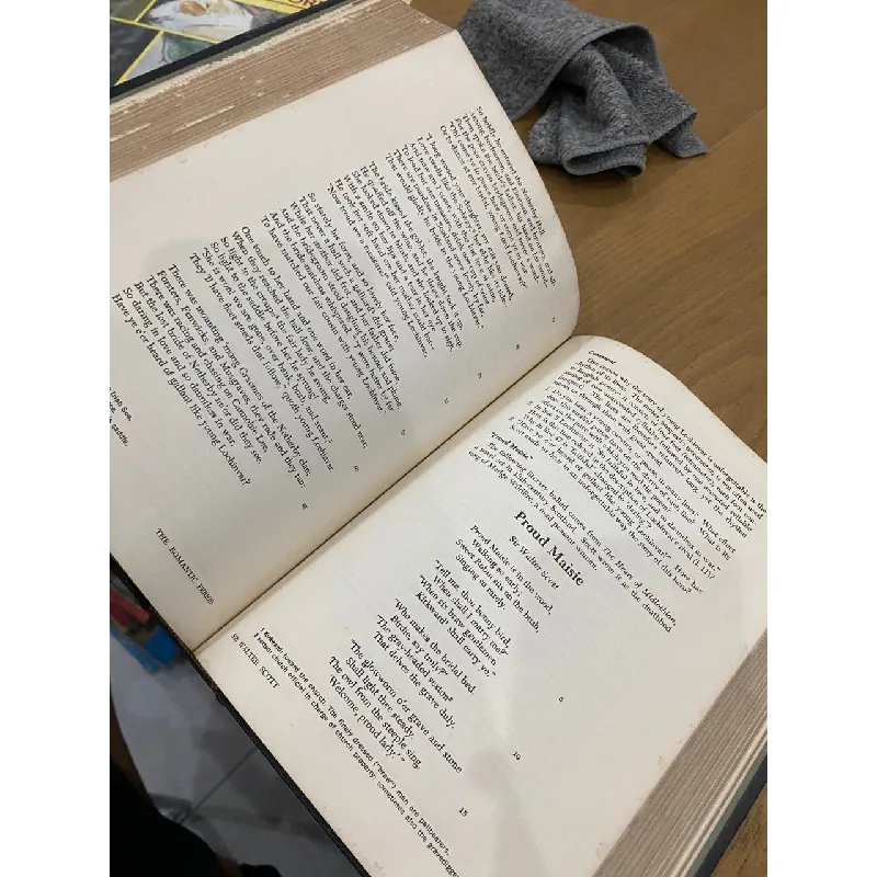 English Literature - Edward J. Gordon 553262