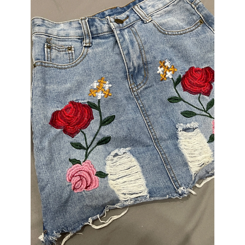 Váy jean xanh nhạt size M, hoa thêu, nữ 472349