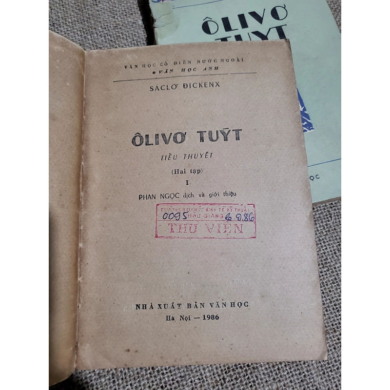 Oliver Twist 2 tập_  Charles Dickens.
Phan Ngọc dịch; 1986
 290828