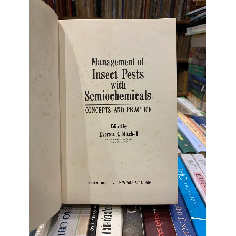 Management of Insect Pests with Semiochemicals Concepts and Practice - Everett R. Mitchelle 316987