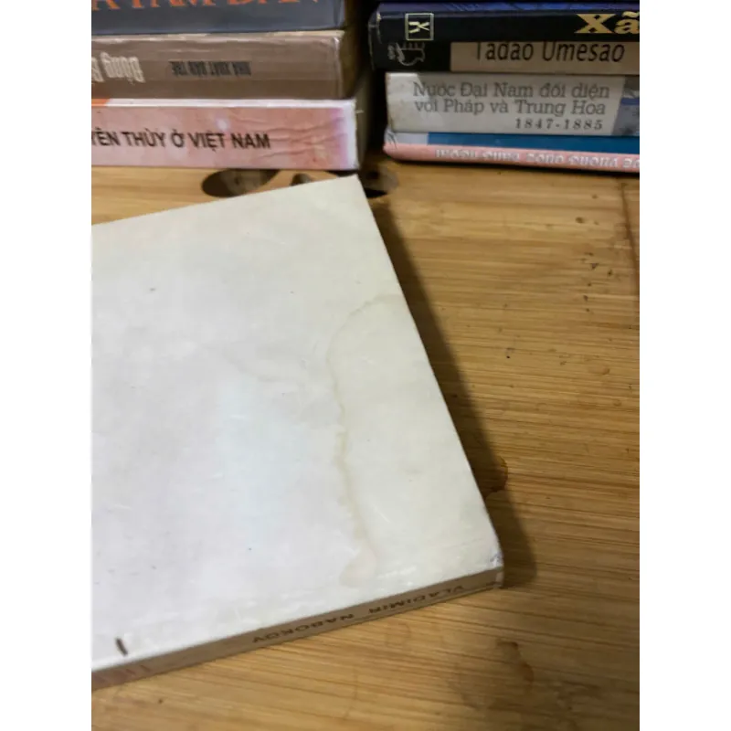 Sách cũ: Tiếng cười trong bóng tối - Vladimir Nabokov 1006043