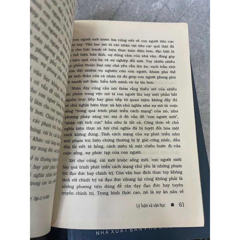 LÝ LUẬN VÀ VĂN HỌC - LÊ NGỌC TRÀ  1024703