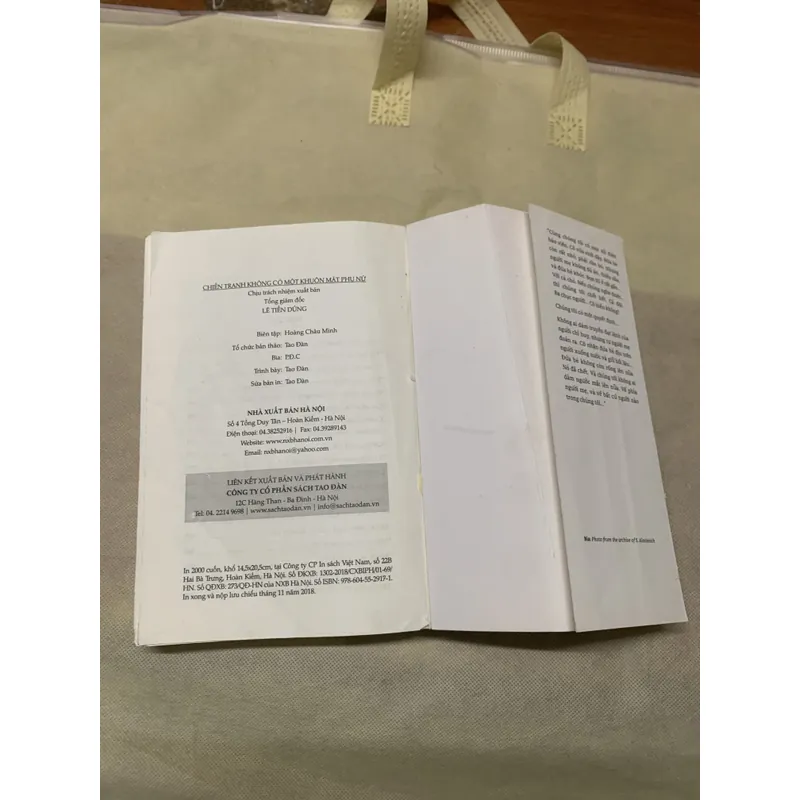 CHIẾN TRANH KHÔNG CÓ MỘT KHUÔN MẶT PHỤ NỮ- SVETLANA ALEXIEVICH 739008