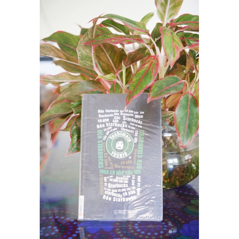 Đến Starbucks mua ly cà phê cốc lớn 450765
