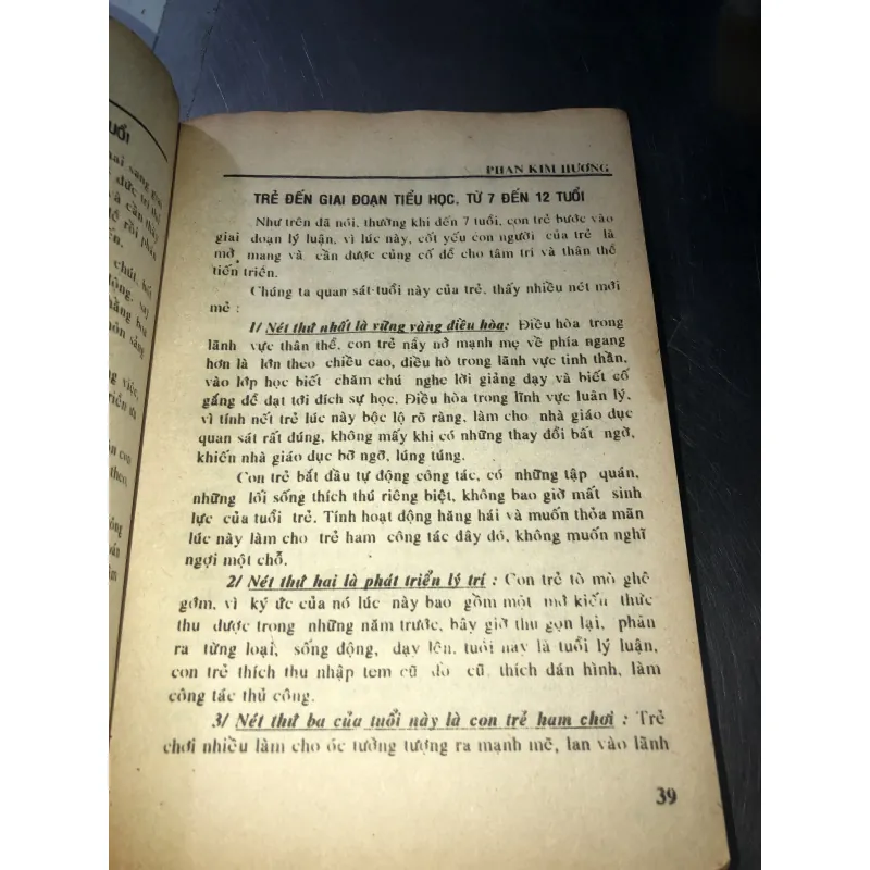 Thuật ứng xử giữa cha mẹ với con trẻ trong gia đình - Phan Kim Hương 958722