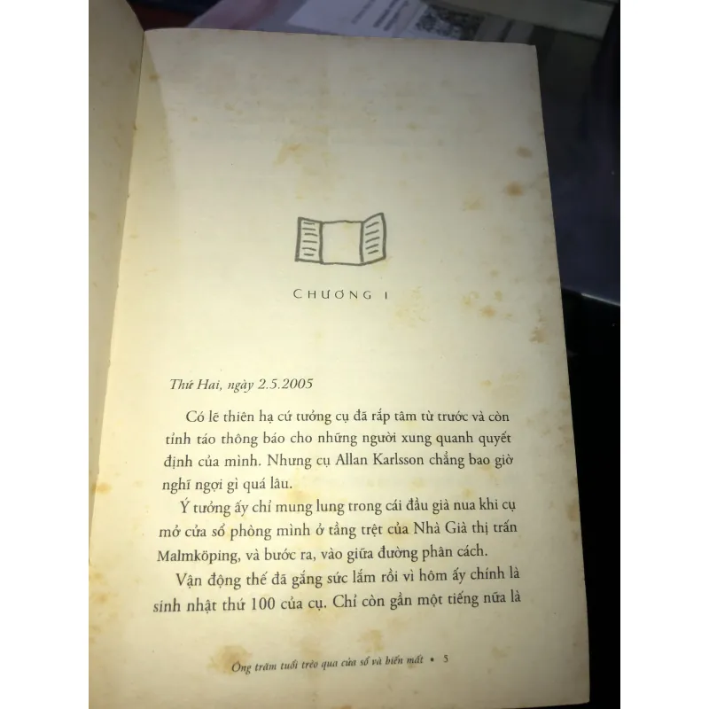 Ông trăm tuổi trèo qua cửa sổ và biến mất - Jonas Jonasson 1024816