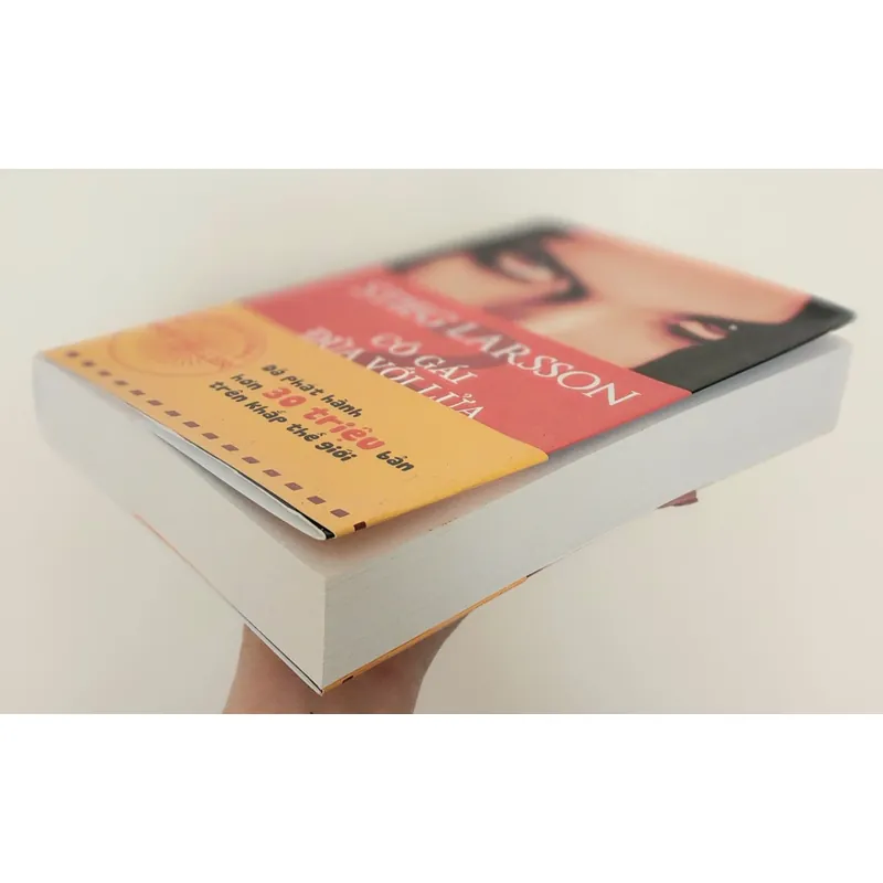 Trinh thám Thụy Điển: CÔ GÁI ĐÙA VỚI LỬA, mới 100% full seal (Tác giả: Stieg Larsson) 704310