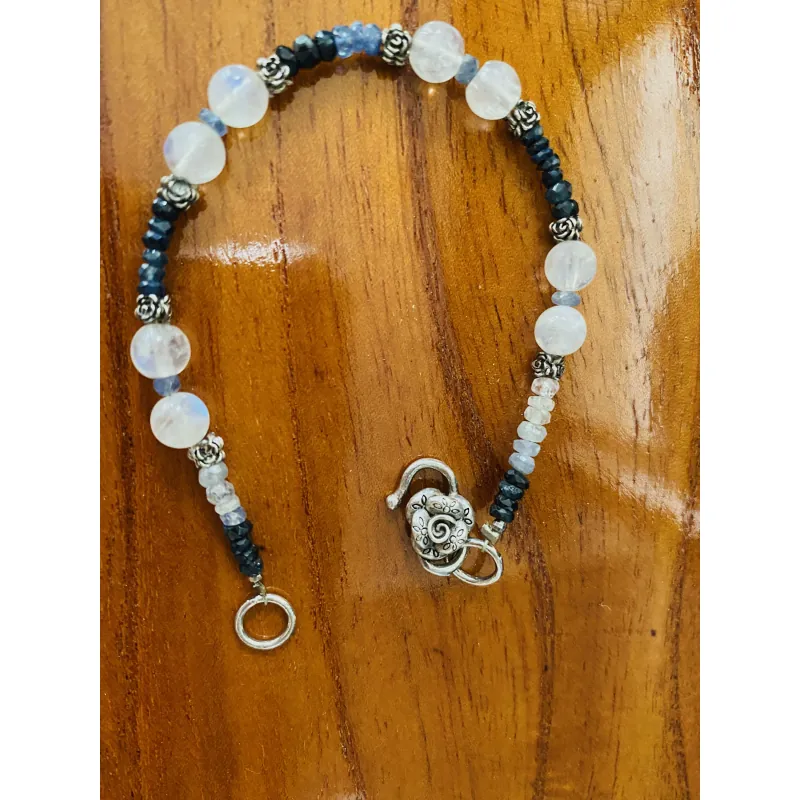 Vòng tay charm bạc, saphire, moonstone 1005272