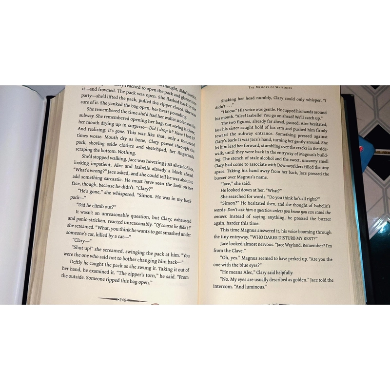 Cassandra Clare (#1 NYT Bestselling author) - City of Bones (Hardcover) 470387