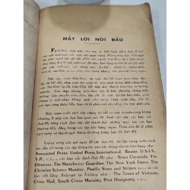 Đọc và phiên dịch báo chí Anh Mỹ - Võ Công Tài 405460