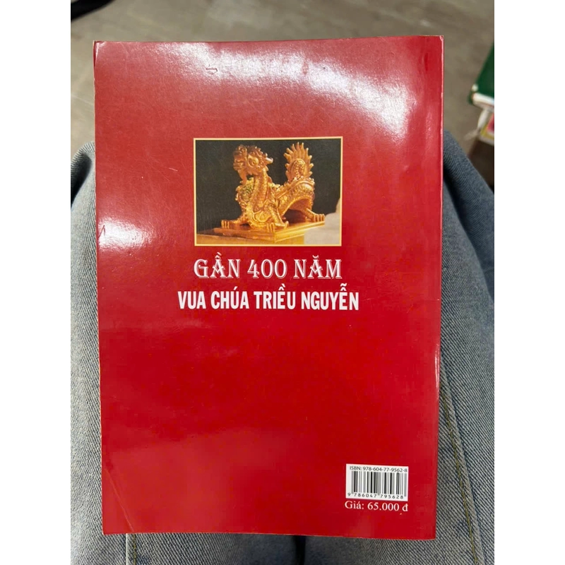 Gần 400 năm vua chúa triều Nguyễn - NXB thế giới .8 336324