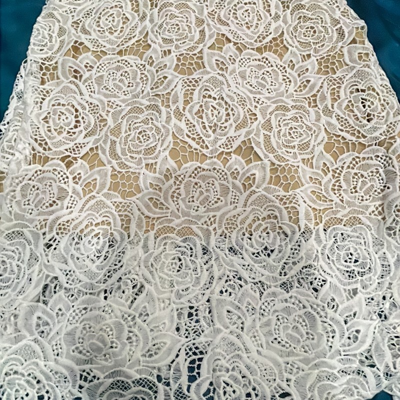 Đầm body trắng, hoạ tiết hoa hồng 140913