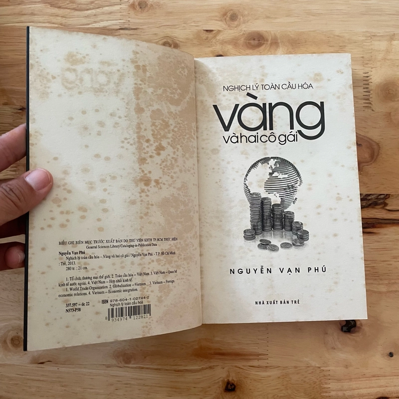 II Tựa sách: Nghịch Lý Toàn Cầu Hoá _ Vàng Và Hai Cô Gái - Nguyễn Vạn Phú - 2013 464162