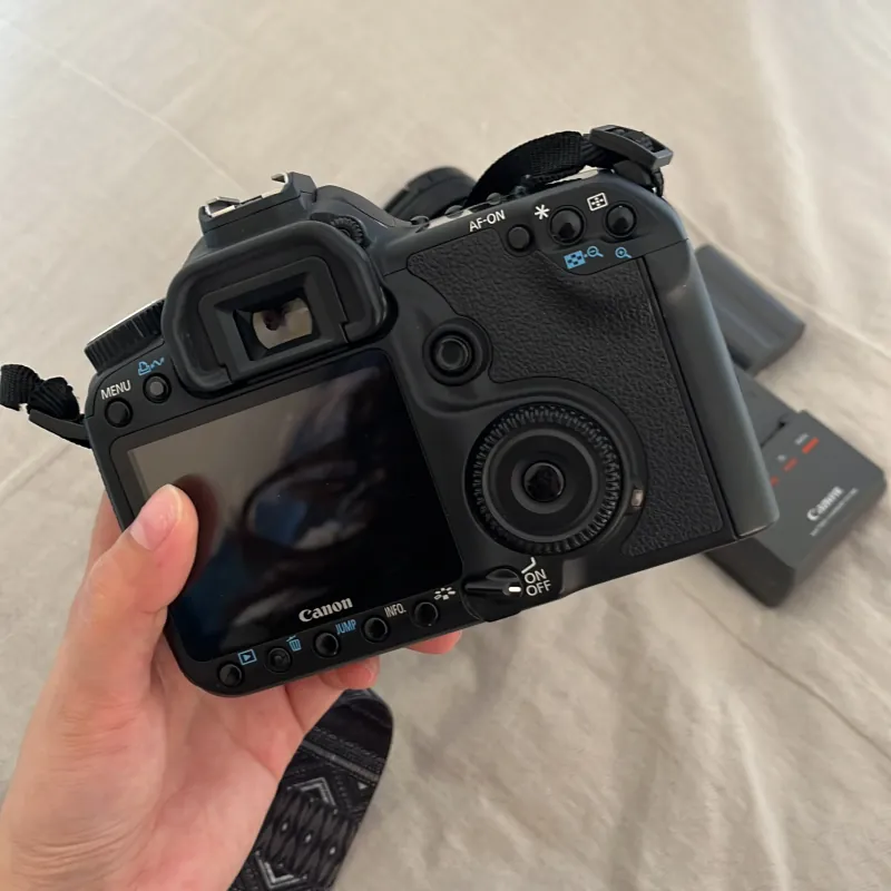 Máy ảnh canon 40D kèm 2 len 18-55 28-80 sử dụng tốt 998505