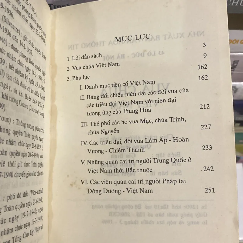 VUA CHÚA VIỆT NAM (XB 1995) 1008419