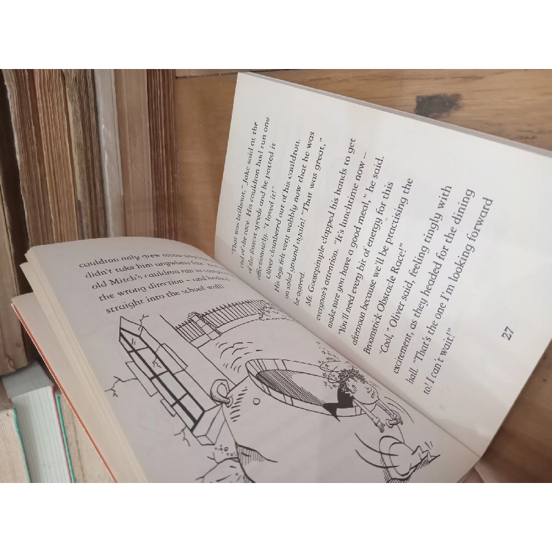 Oliver Moon and the Broomstick Battle - Sue Mongredien 1001171