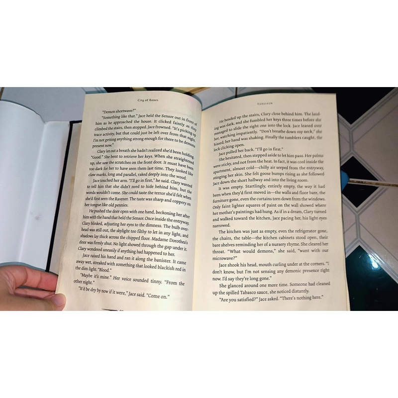 Cassandra Clare (#1 NYT Bestselling author) - City of Bones (Hardcover) 470387