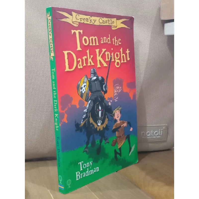 Tom and the dark knight - Tony Bradman 680896