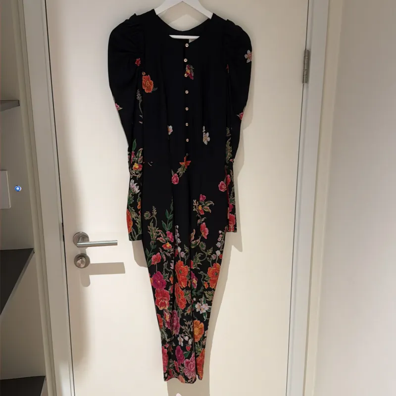 Váy hoa thiết kế size L nền đen, mới 90%  1009522