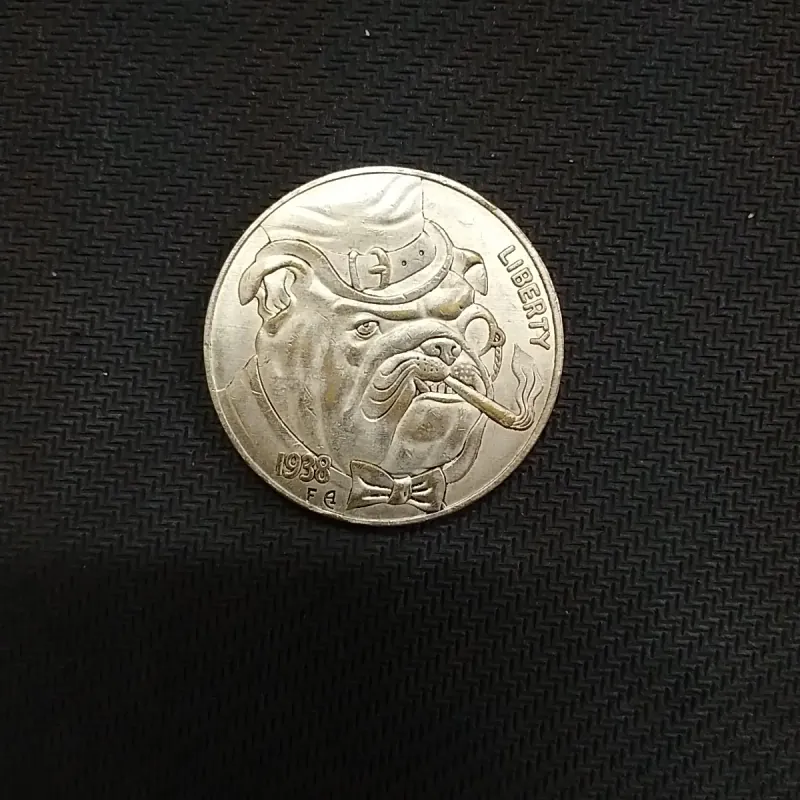 Đồng xu có hình một con chó bull đội mũ và ngậm xì gà. 756504