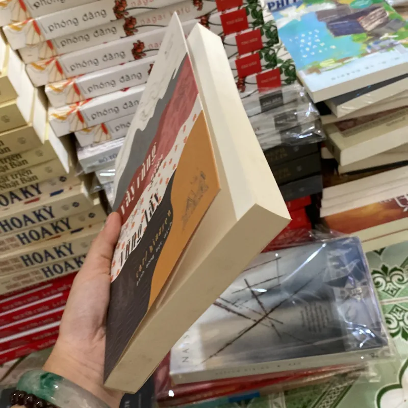 Vẫy vùng giữa vũng lầy" của tác giả Carl Hiaasen.  994257