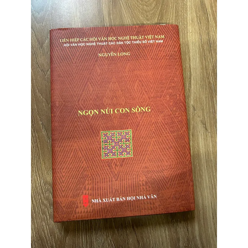 Ngọn Núi Con Sông - Nguyễn Long 762574