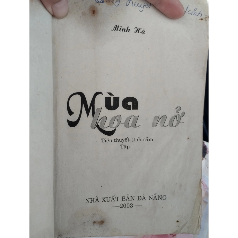 cuốn sách có tên "Mùa hoa nở" của tác giả Minh Hà.
( trọn bộ 2 tập) 546335