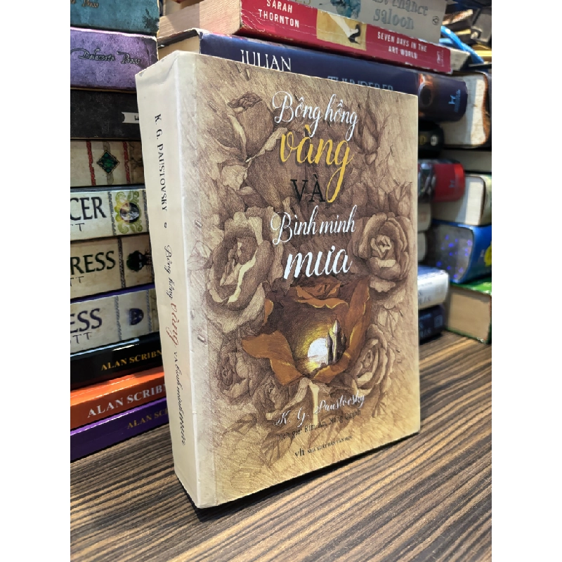 Bông hồng vàng và bình minh mưa - K.G. Paustovsky 335523