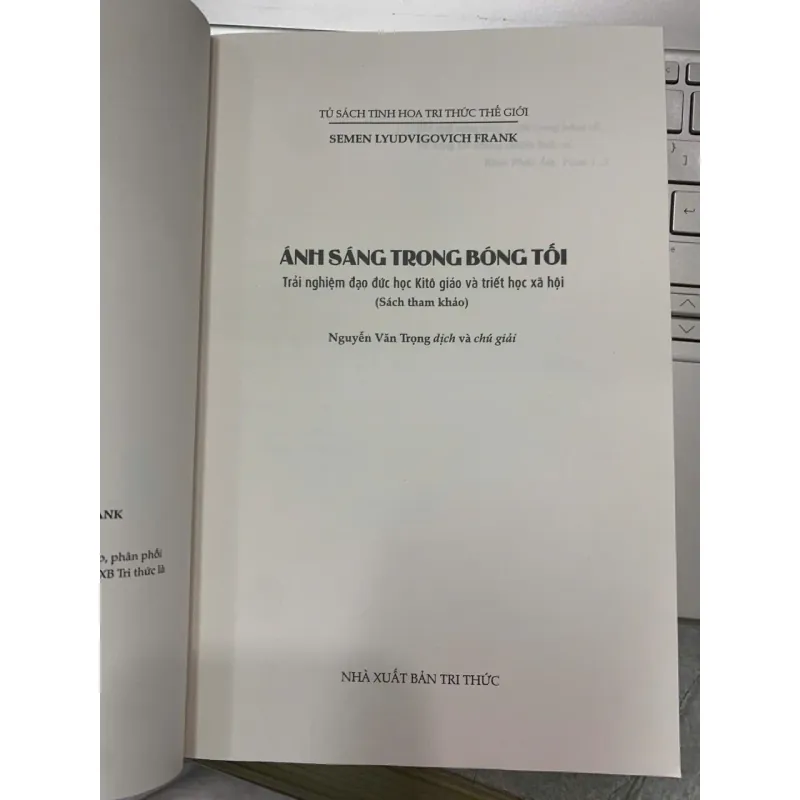 ÁNH SÁNG TRONG BÓNG TỐI: TRẢI NGHIỆM ĐẠO ĐỨC HỌC KITO GIÁO VÀ TRIẾT HỌC XÃ HỘI - S.L.FRANK 602701