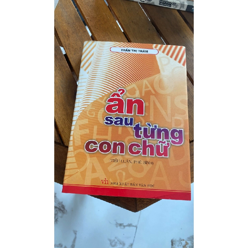Ẩn sau từng con chữ - Trần Thị Trâm 530779