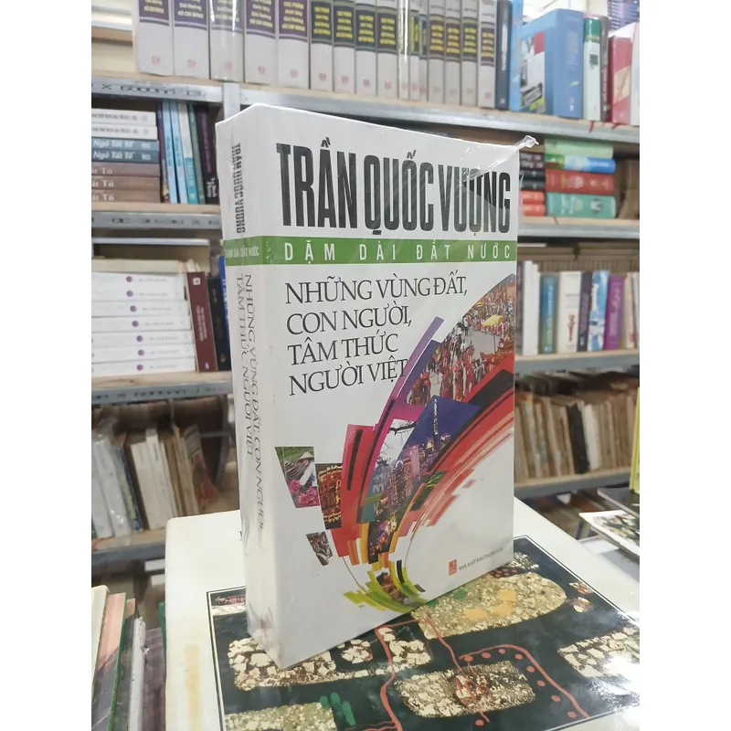 DẶM DÀI ĐẤT NƯỚC: NHỮNG VÙNG ĐẤT, CON NGƯỜI, TÂM THỨC NGƯỜI VIỆT - TRẦN QUỐC VƯỢNG 720798