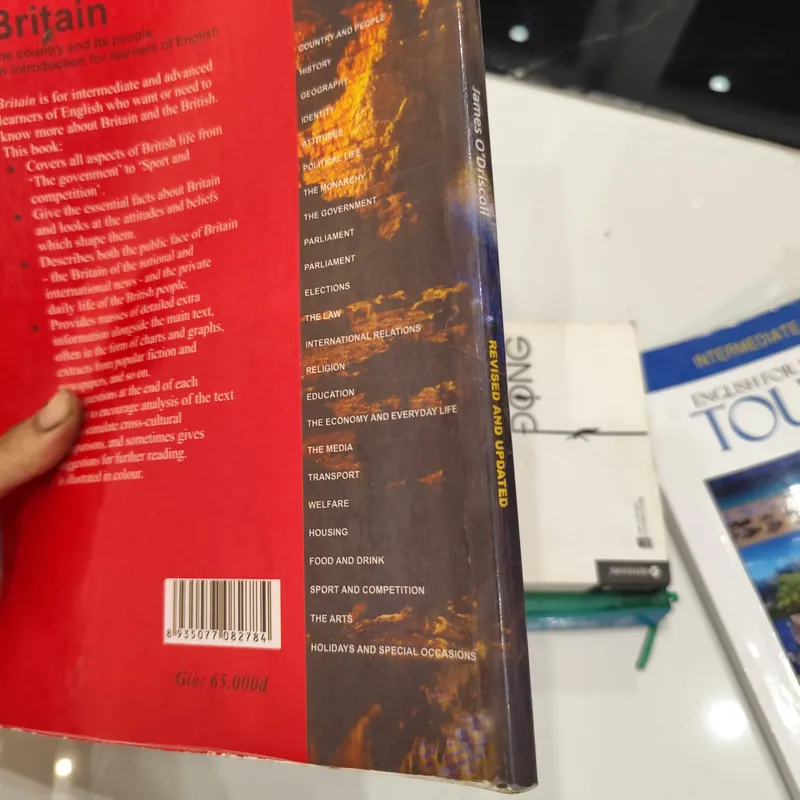 Britain: That Country and Its People" của tác giả James O'Driscoll.  575099