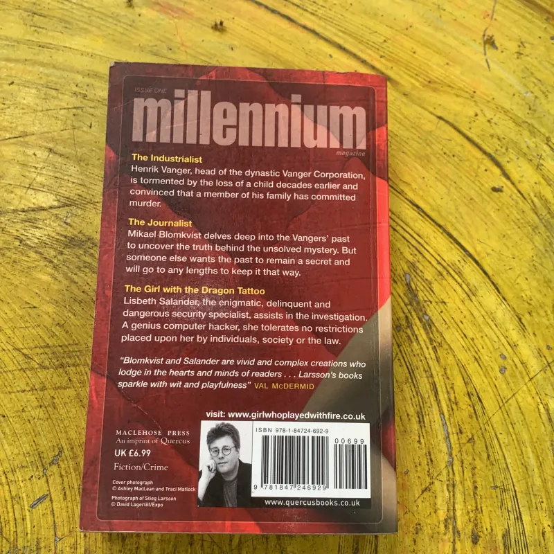 COMBO THE GIRL WITH THE DRAGON TATTOO & SIT, WALK, STAND 762281