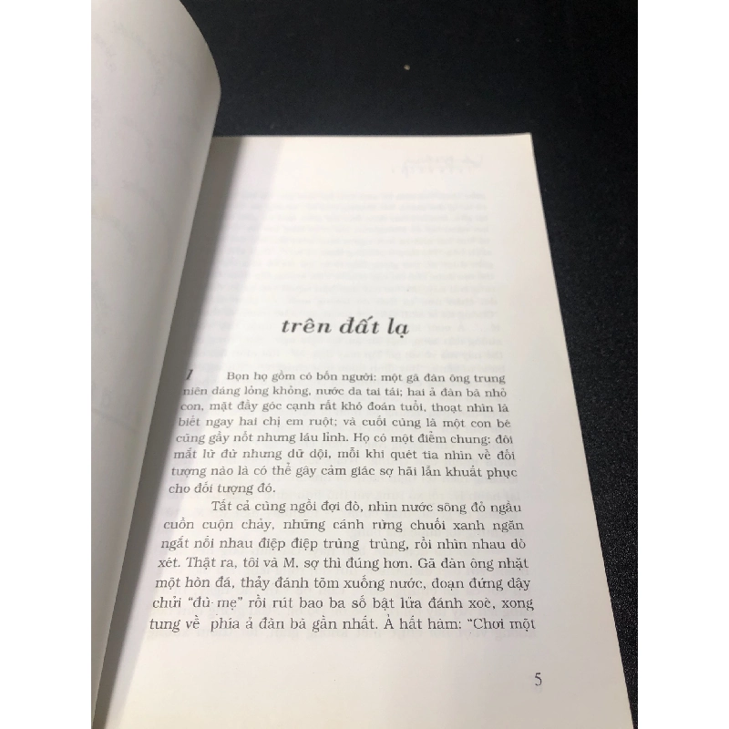 Trên đất lạ Vũ Đình Giang 2001 mới 80% ố bẩn bìa ố nhẹ HCM 0611 365015