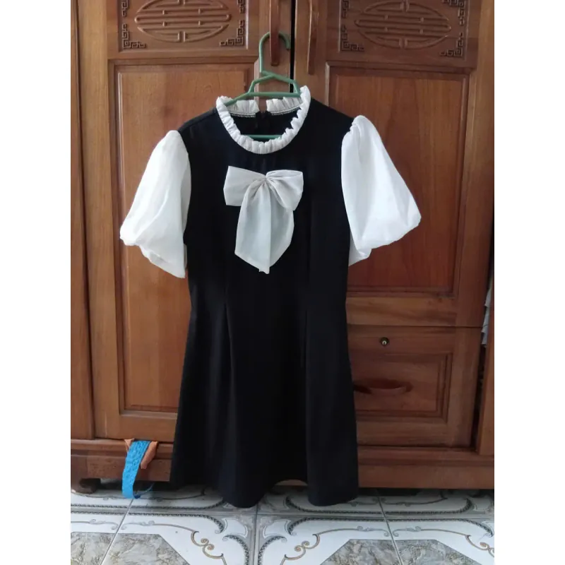Đầm nữ cổ nơ tay bồng màu đen trắng phối voan tiểu thư 744747