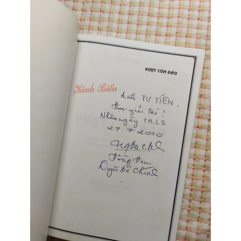 Truyện ký VƯỢT CÔN ĐẢO -Đồng Đen -câu chuyện anh hùng của những người tù chính trị Côn Đảo 753177